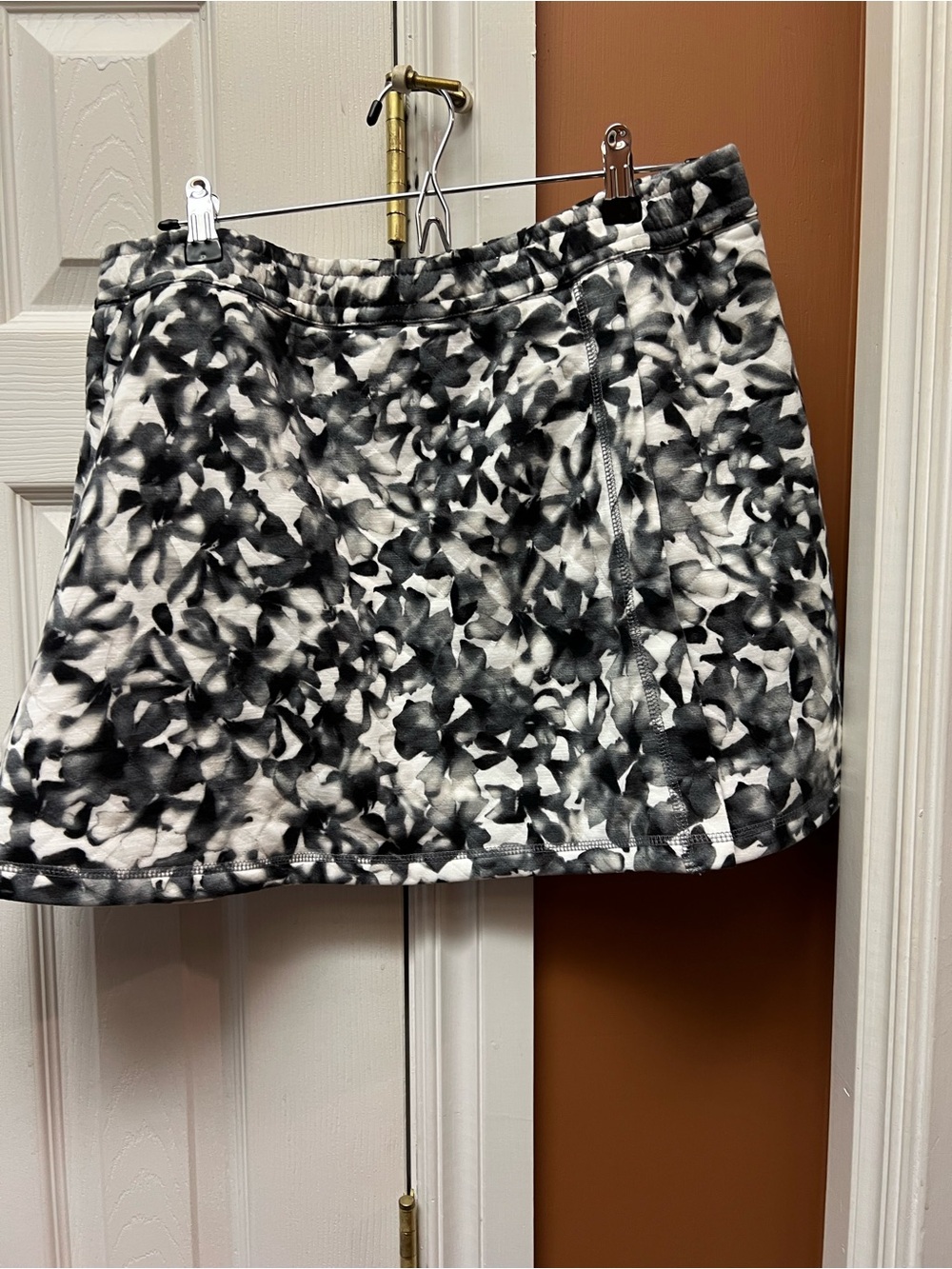 Isaac Mizrahi Black & White Floral-Print Mini Skirt